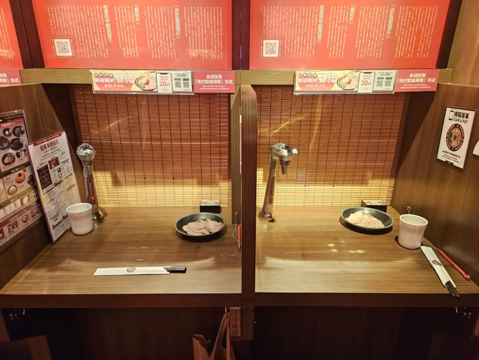 たくさん並ぶブース席
