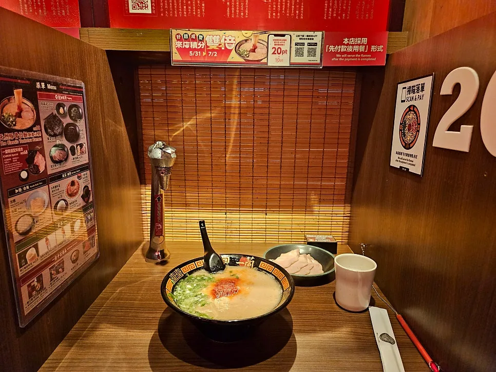 運ばれてきたとんこつラーメン