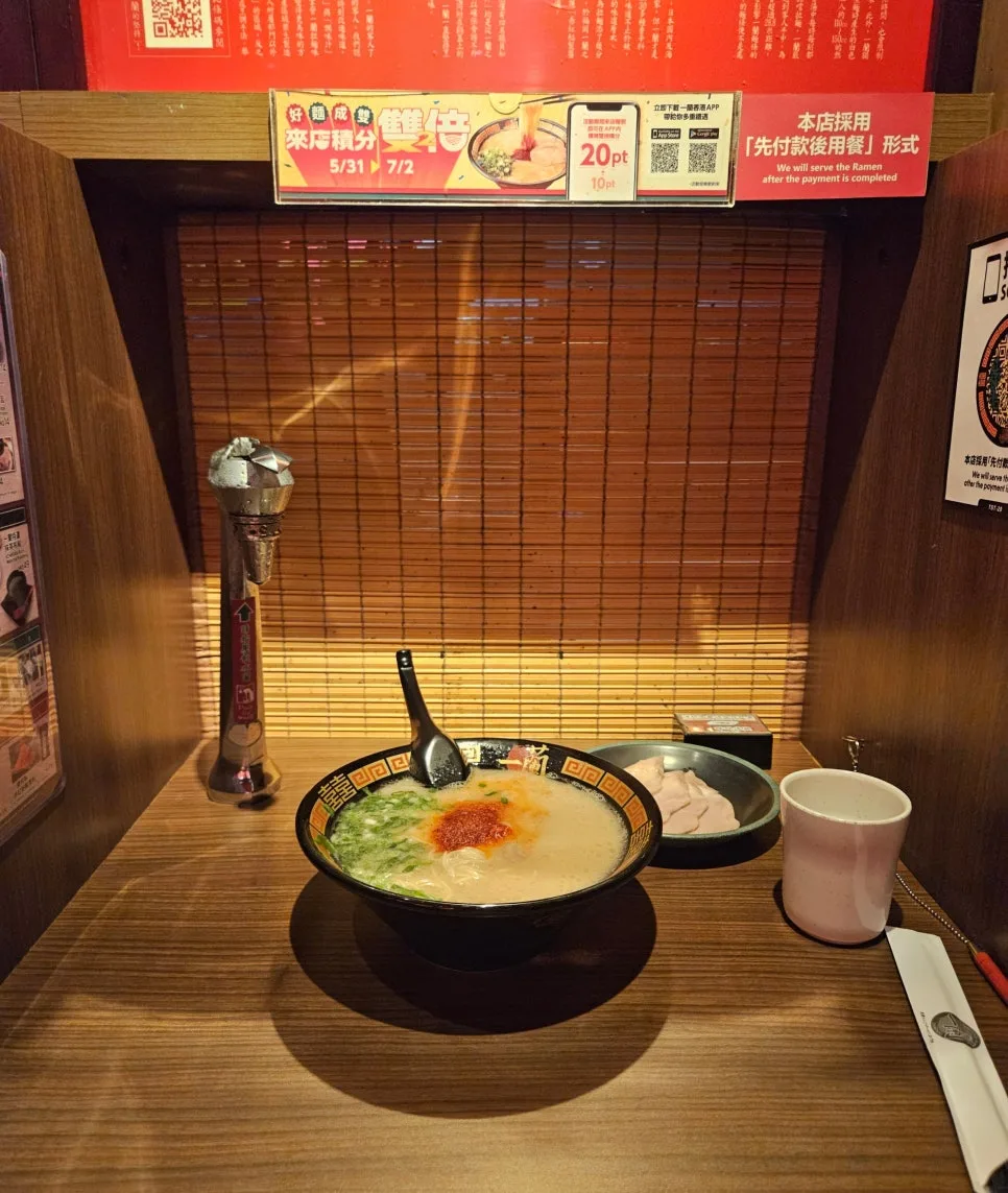 湯気の立つラーメン