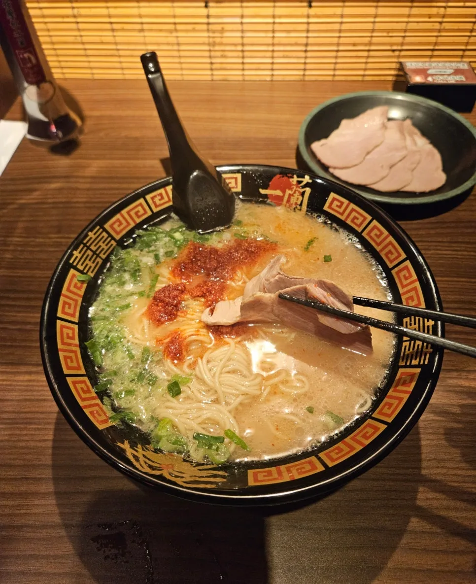 辛味ソース入りのラーメン