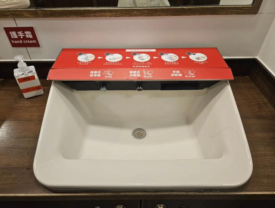 ラーメンを楽しむ様子
