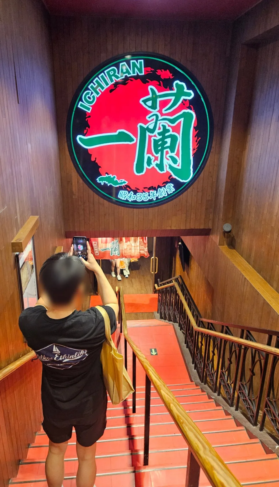 オープンテーブル席のある店内