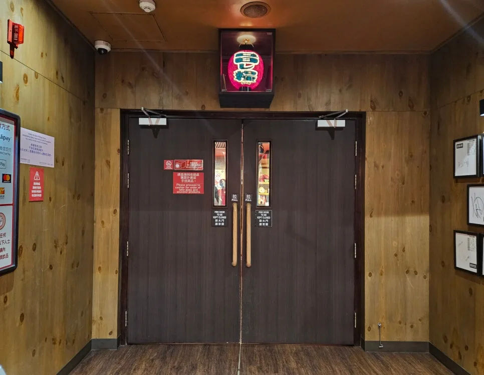店内で写真を撮る様子