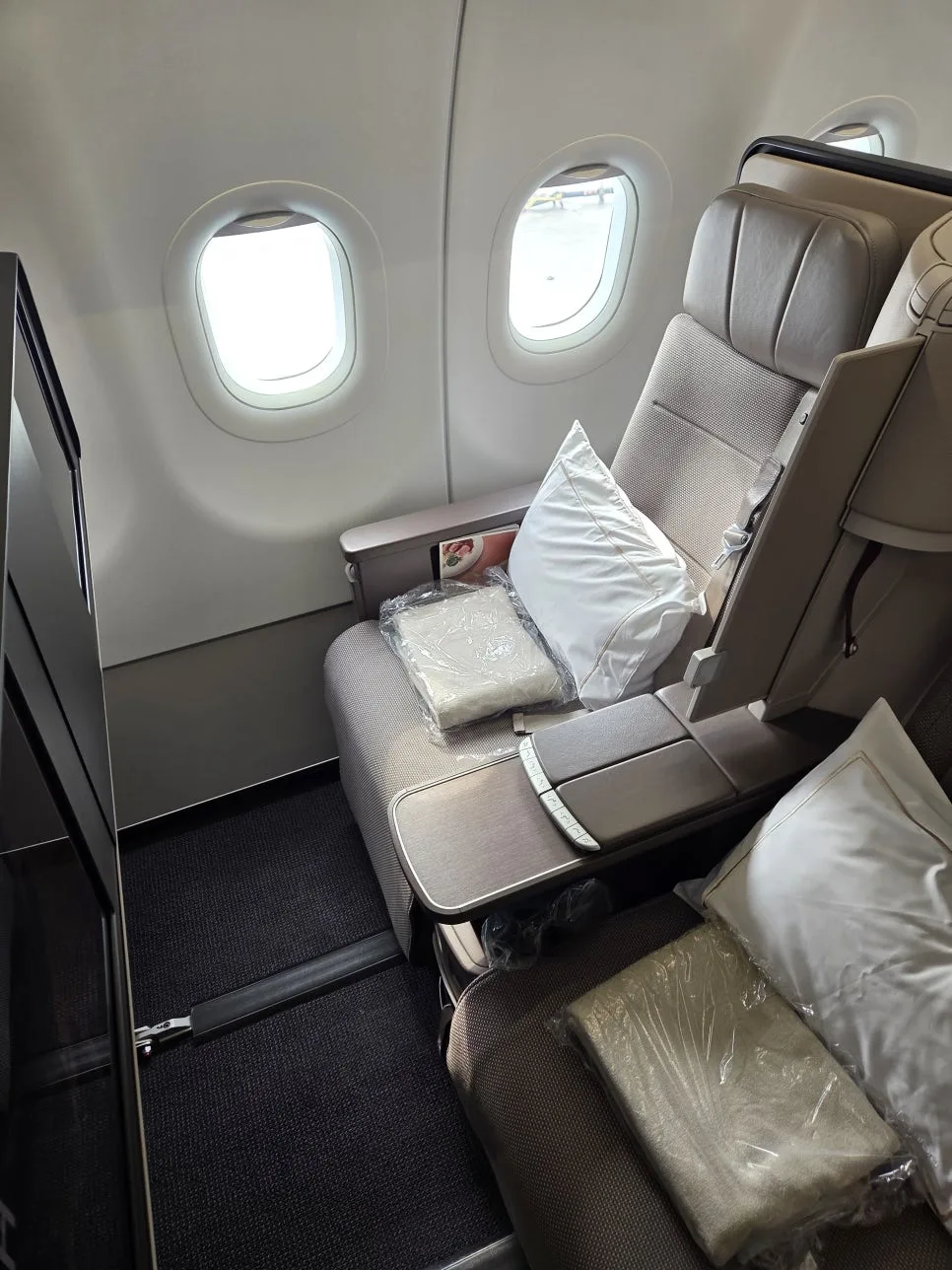 Cathay Pacific business class meals on CX453 from Incheon to Hong Kong