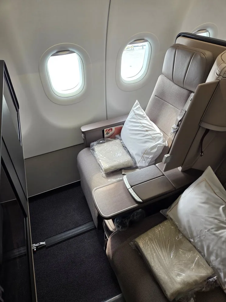 Cathay Pacific Business Class Review: CX453 & CX410 Incheon to Hong Kong Meals