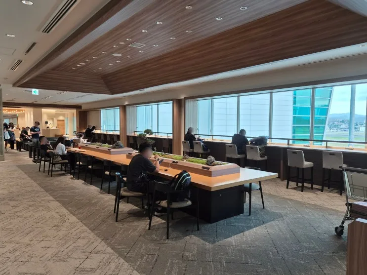 LOUNGE FUKUOKA Review: Access, Food & Nursing Room at Fukuoka Airport